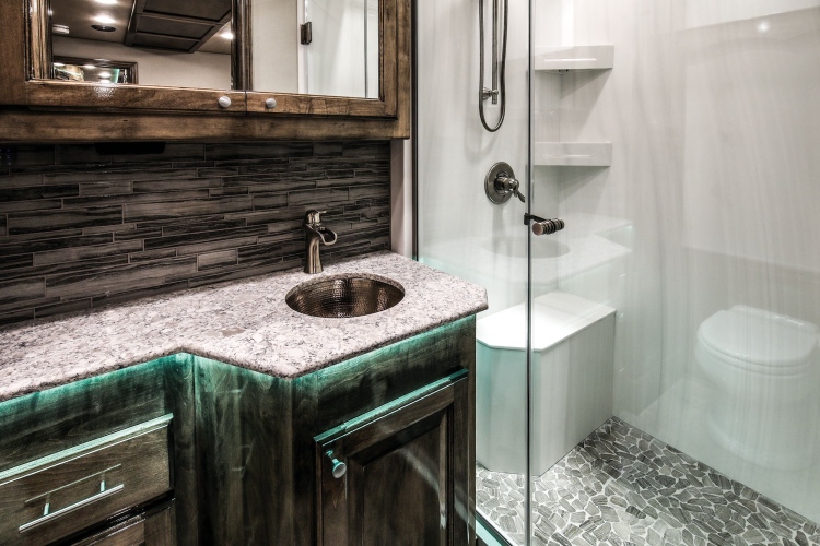 18-super-c-buddy-wood-master-bathroom