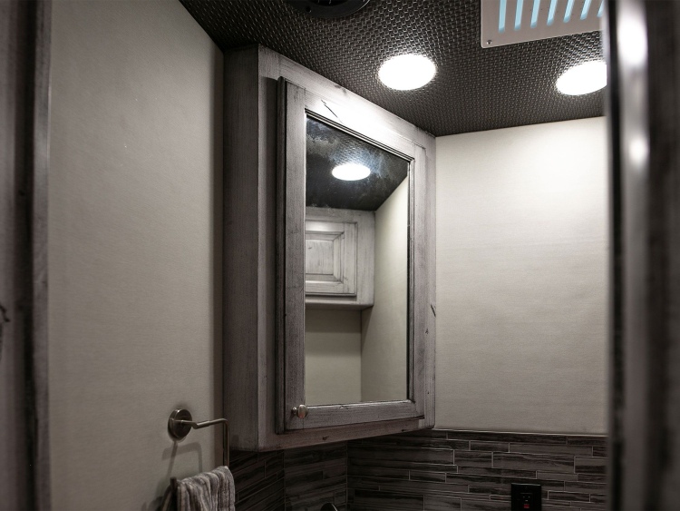 32-C2103-mid-bathroom