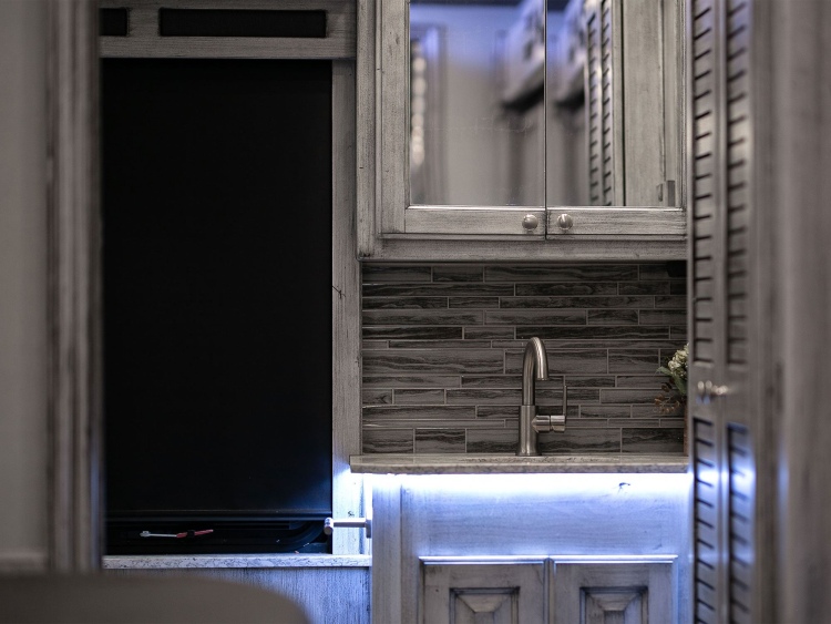 40-C2103-master-bathroom