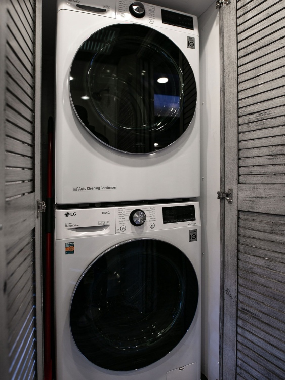 43-C2103-master-bathroom