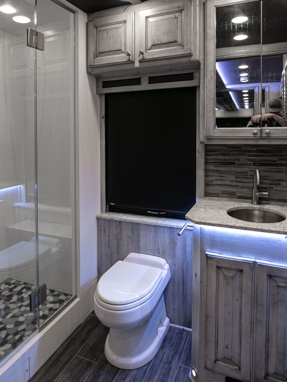 45-C2103-master-bathroom