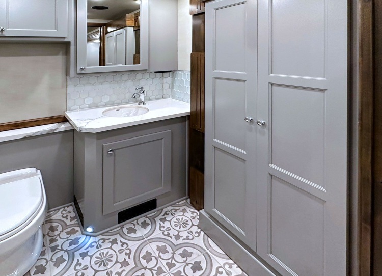 28-C2202-borelli-master-bathroom