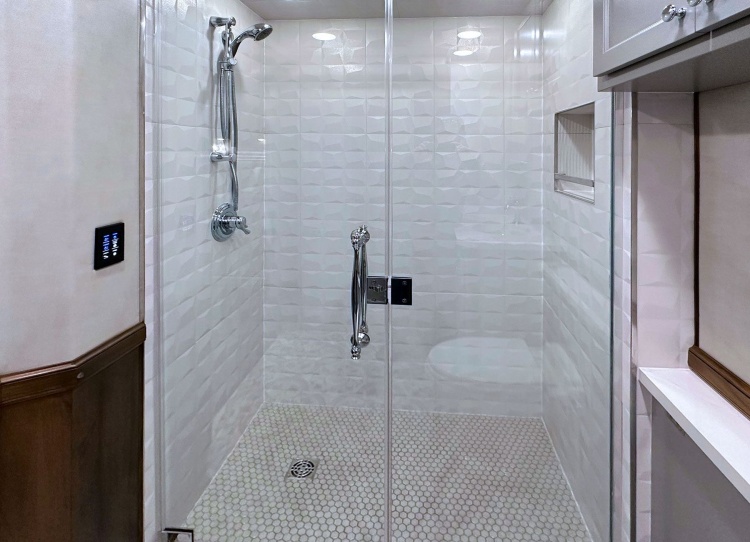 32-C2202-borelli-master-bathroom