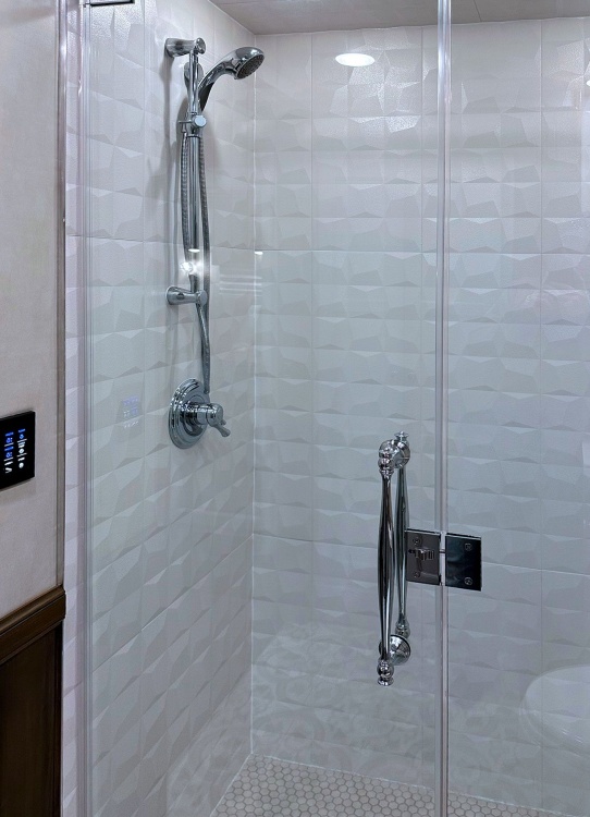 33-C2202-borelli-master-bathroom