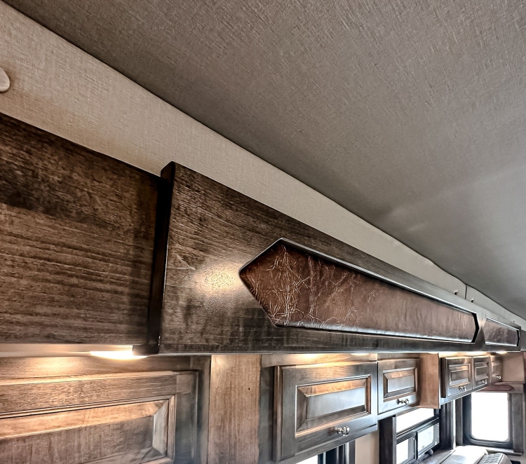 44-c2203-living-area