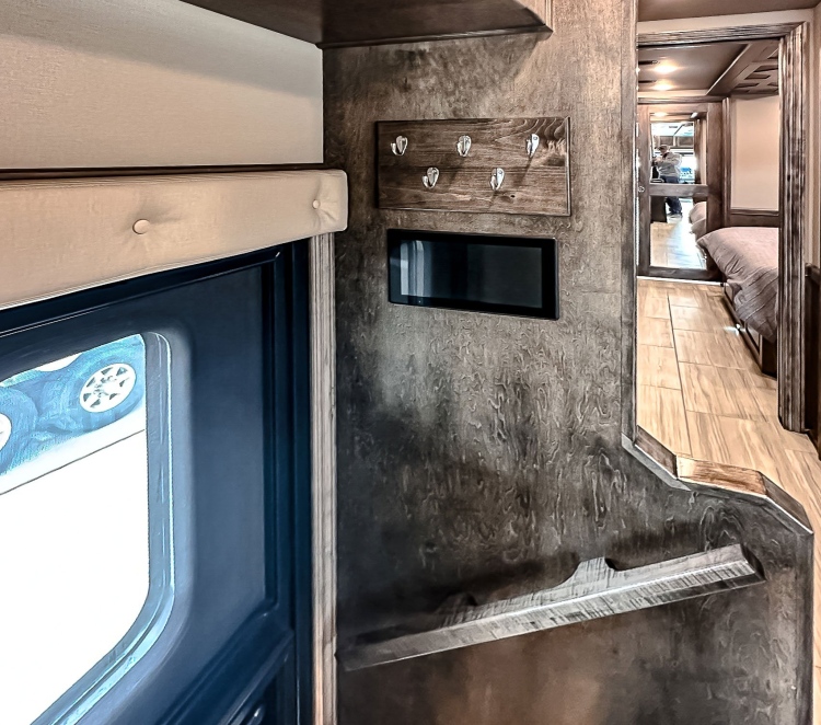 50-c2203-living-area