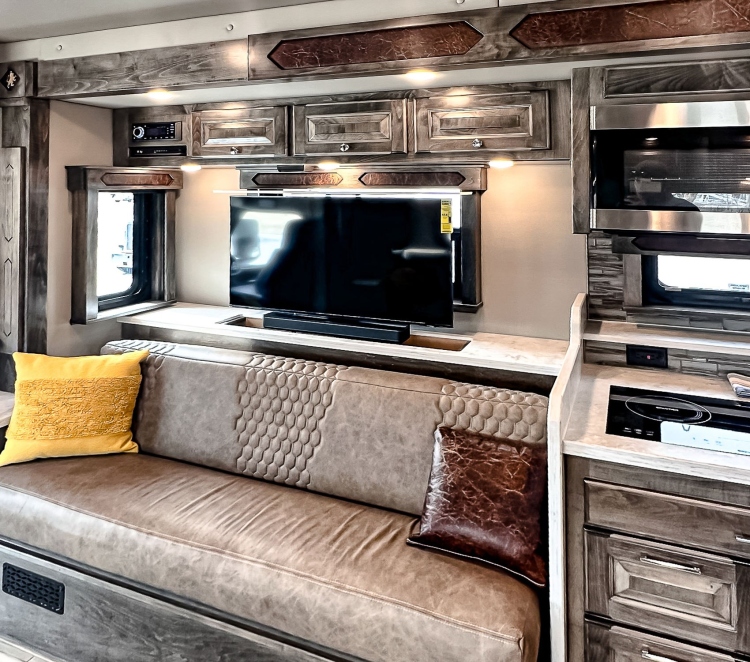 54-c2203-living-area