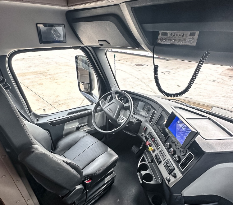 57-c2203-living-area