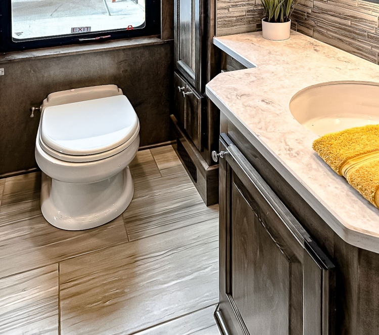 82-c2203-master-bathroom