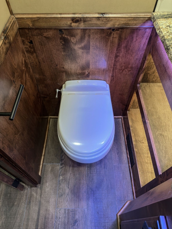 87-C2301-master-bathroom