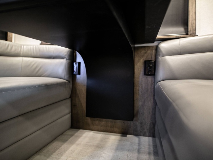 51-c2302-living-area