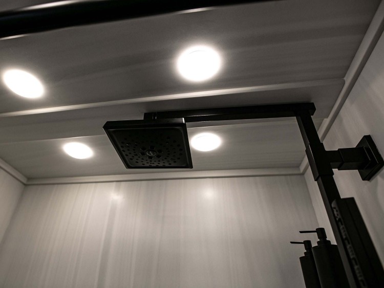 81-c2302-master-bathroom