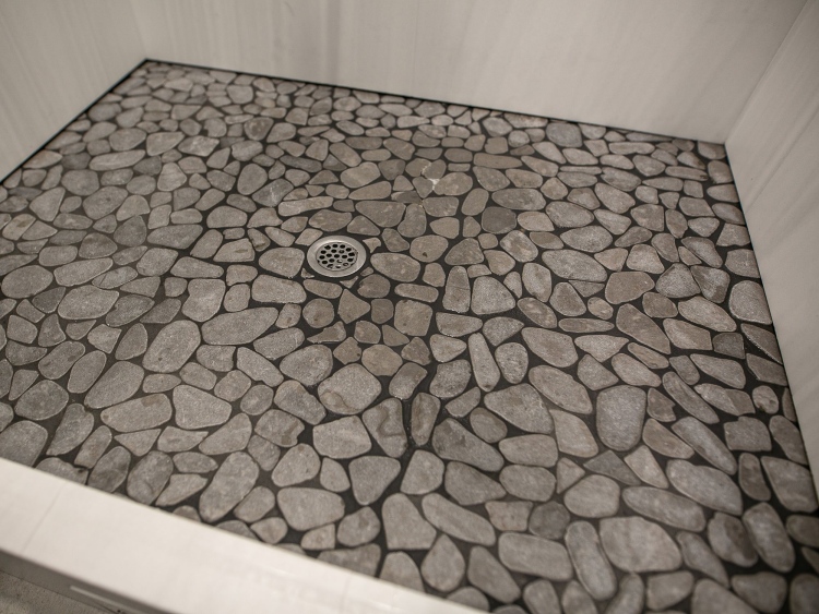 82-c2302-master-bathroom