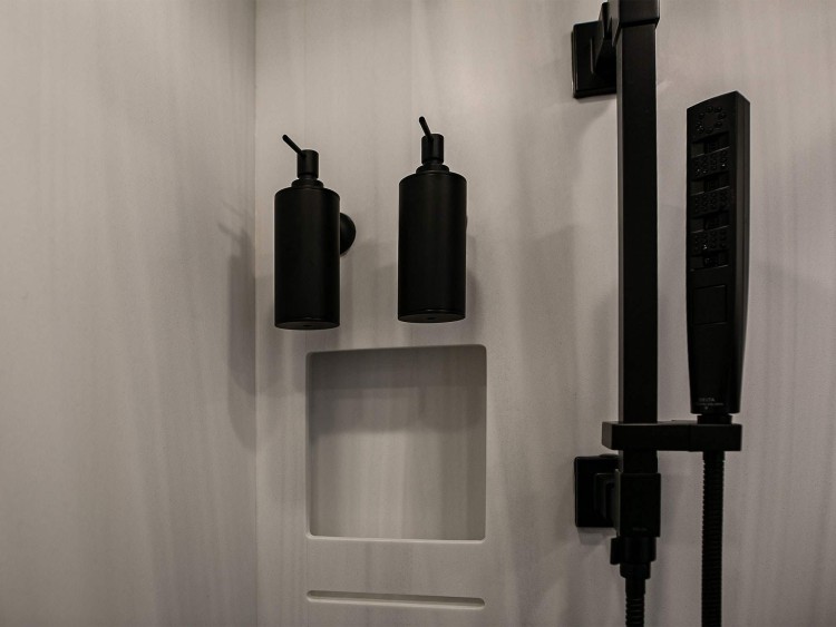 83-c2302-master-bathroom