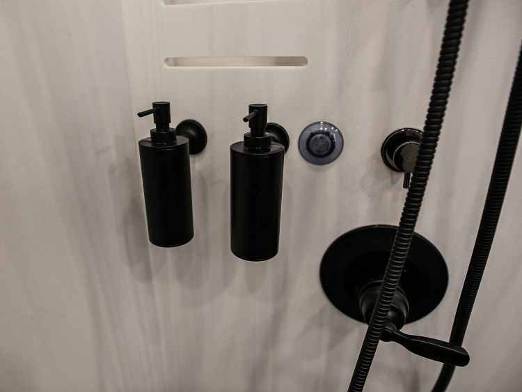 84-c2302-master-bathroom