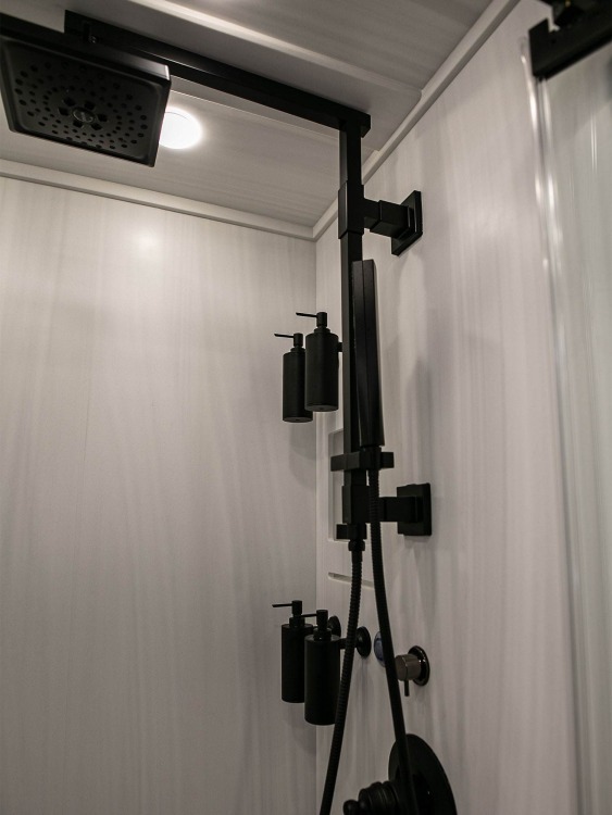 85-c2302-master-bathroom