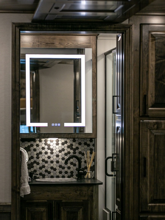 86-c2302-master-bathroom