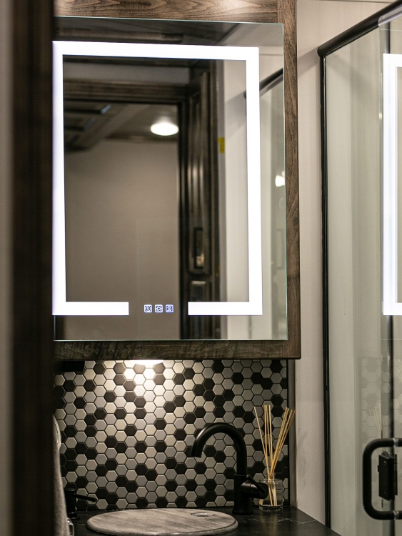 87-c2302-master-bathroom