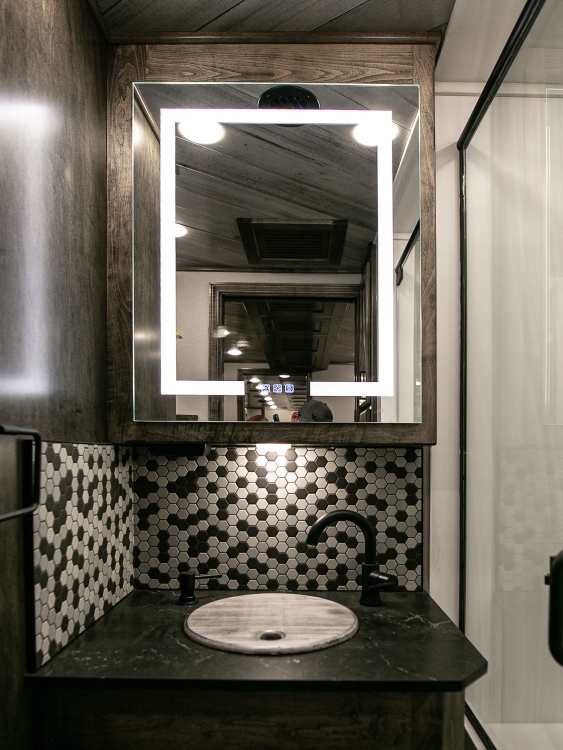 89-c2302-master-bathroom