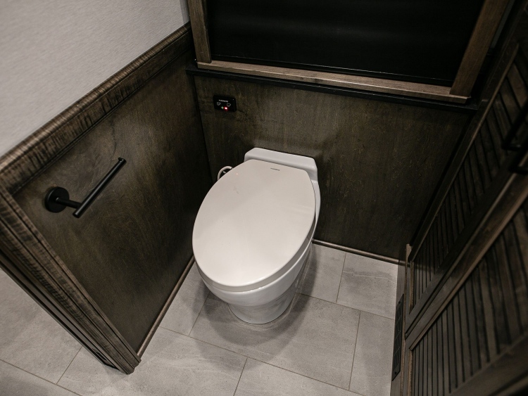 90-c2302-master-bathroom