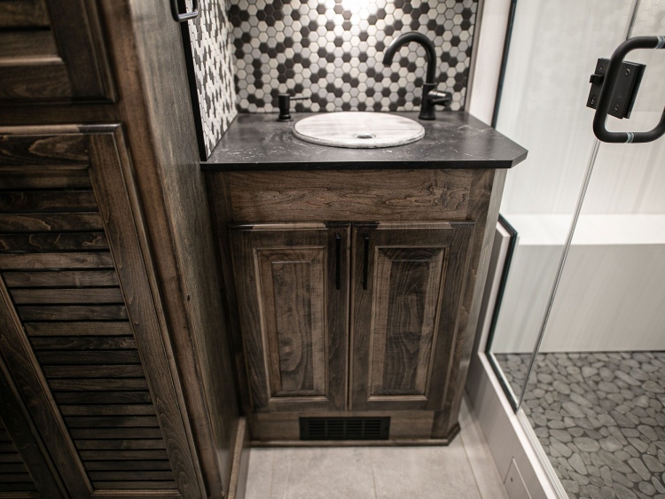 91-c2302-master-bathroom