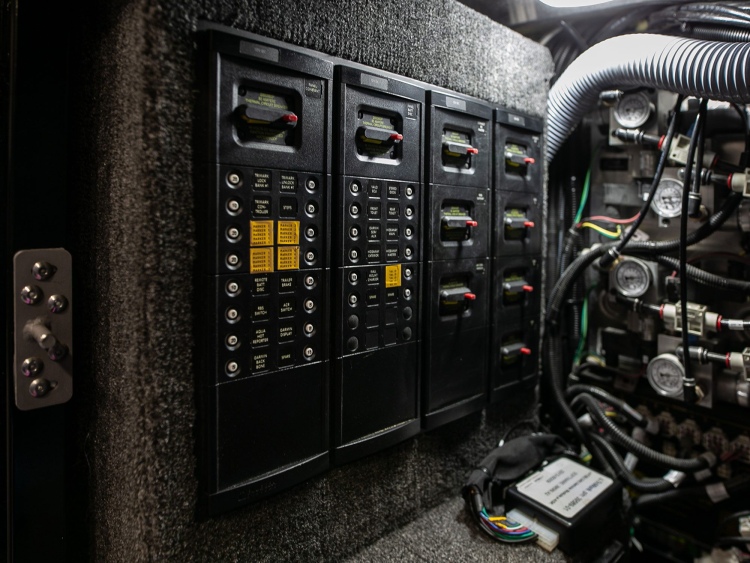 26-c2304-electrical-bays