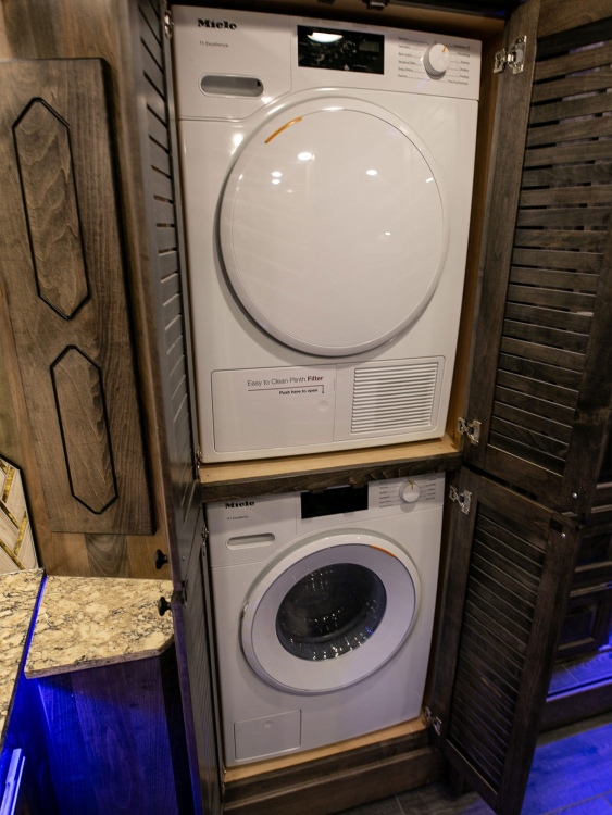 93-c2304-master-bathroom