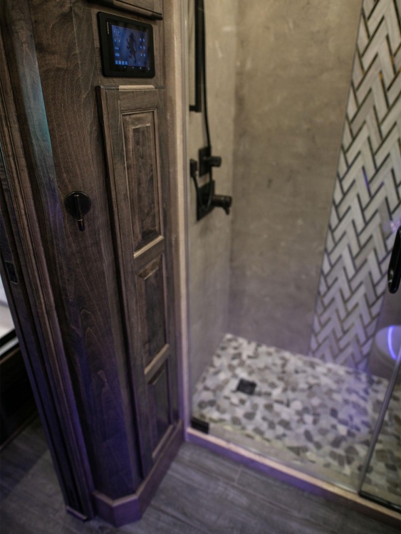 96-c2304-master-bathroom