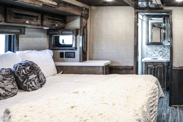 17-don-and-brenda-shaw-coach-build-master-bedroom