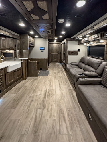 27-c2204-living-area
