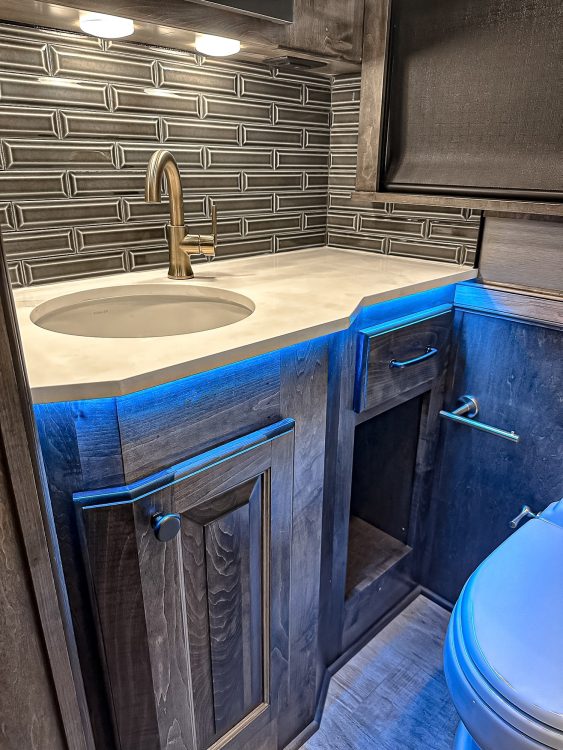 46-2204-mid-bathroom