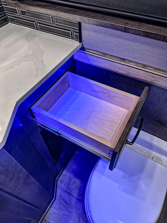 47-2204-mid-bathroom