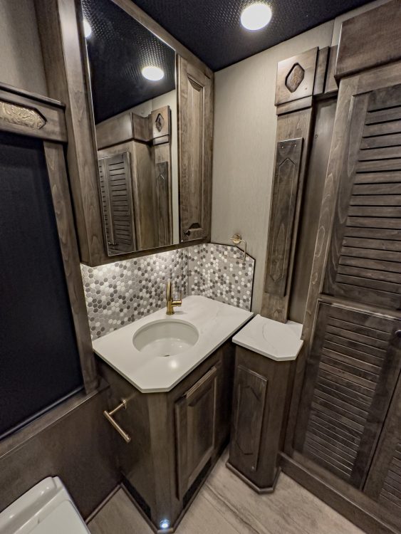 60-c2204-master-bathroom