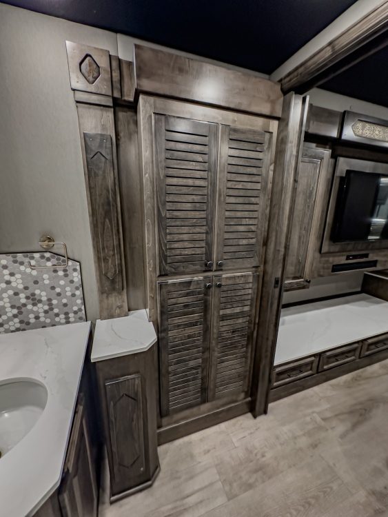 62-c2204-master-bathroom