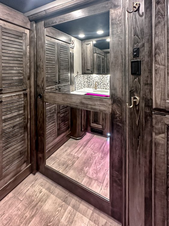 63-2204-master-bathroom