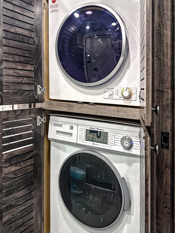 64-2204-master-bathroom